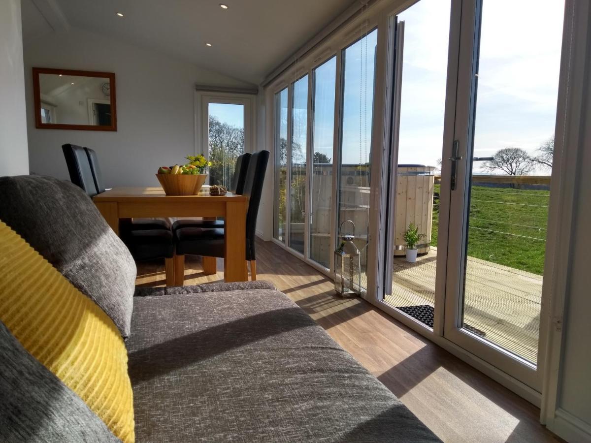 Cleeves Cabins Ailsa Luxury Lodge With Hot Tub Dalry  エクステリア 写真