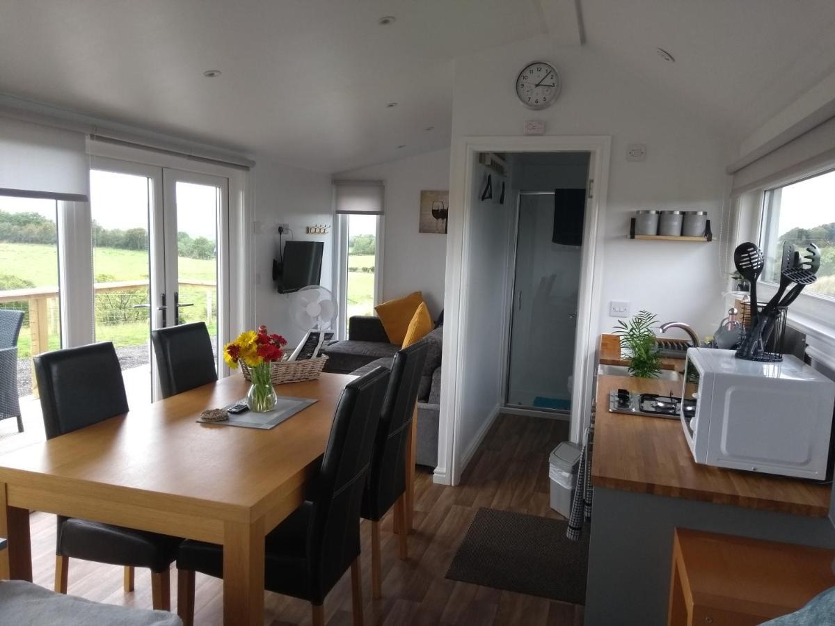 Cleeves Cabins Ailsa Luxury Lodge With Hot Tub Dalry  エクステリア 写真