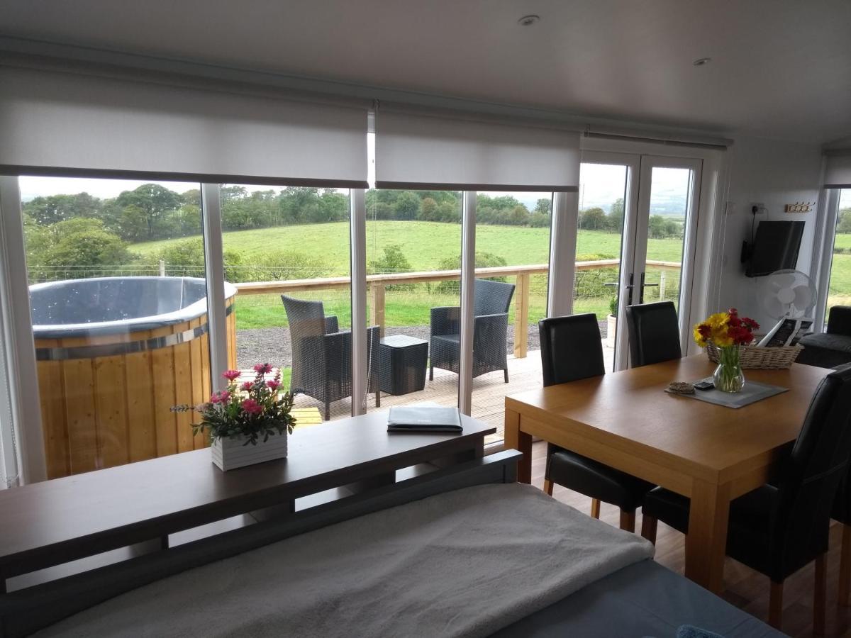 Cleeves Cabins Ailsa Luxury Lodge With Hot Tub Dalry  エクステリア 写真