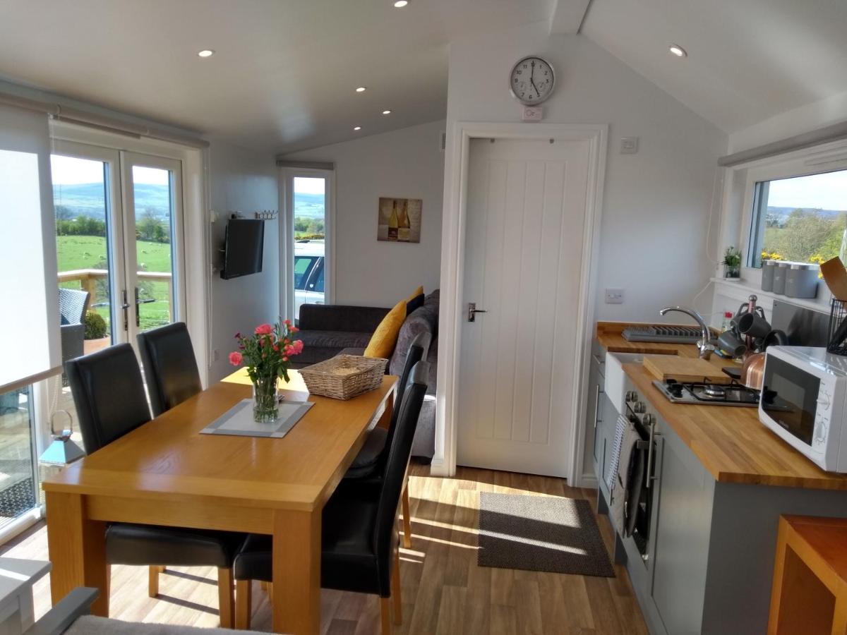 Cleeves Cabins Ailsa Luxury Lodge With Hot Tub Dalry  エクステリア 写真