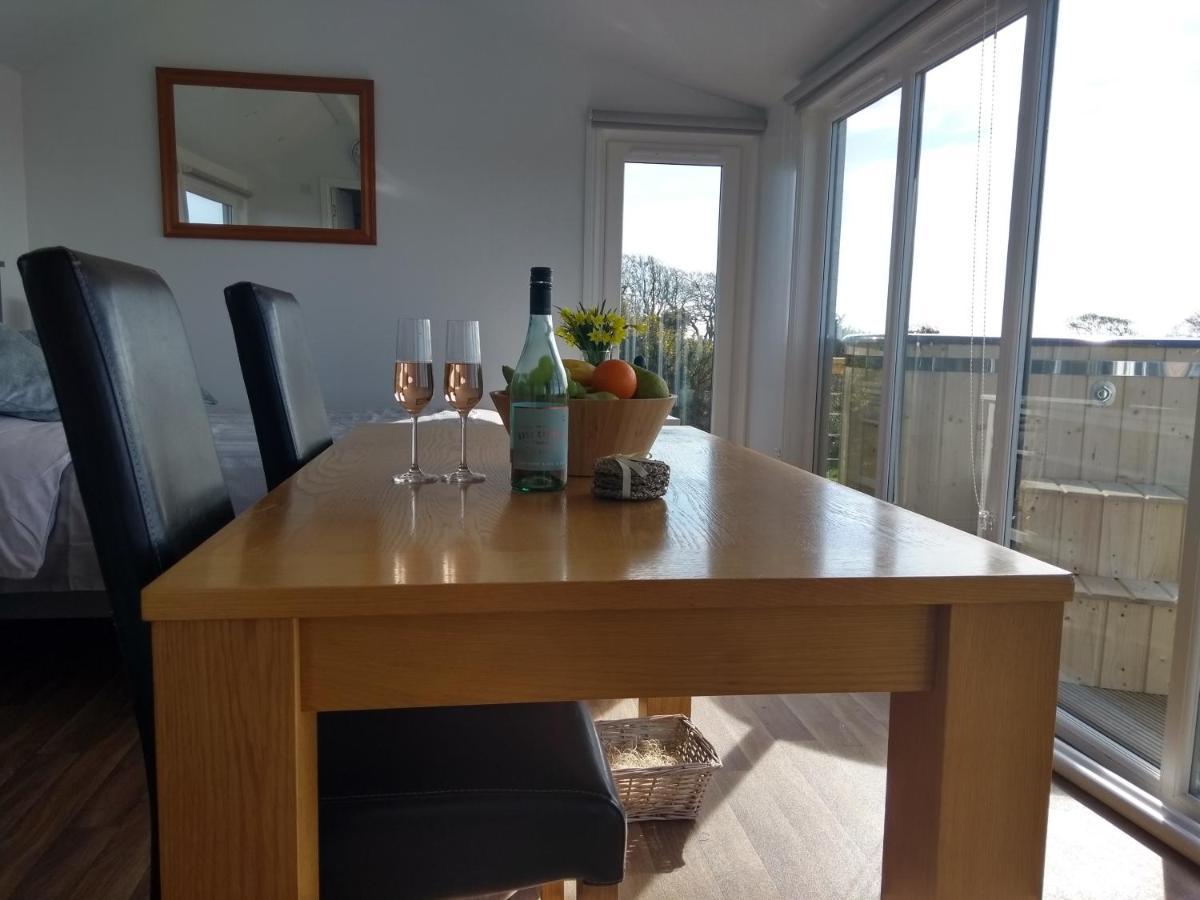 Cleeves Cabins Ailsa Luxury Lodge With Hot Tub Dalry  エクステリア 写真