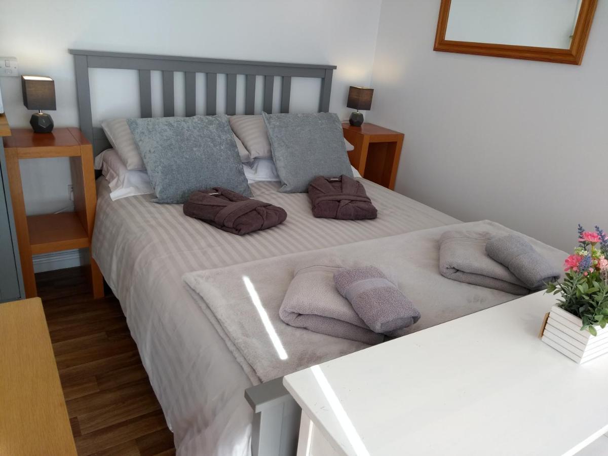 Cleeves Cabins Ailsa Luxury Lodge With Hot Tub Dalry  エクステリア 写真
