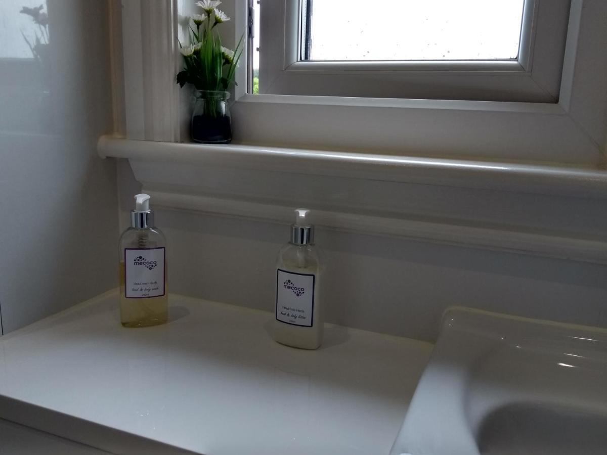 Cleeves Cabins Ailsa Luxury Lodge With Hot Tub Dalry  エクステリア 写真